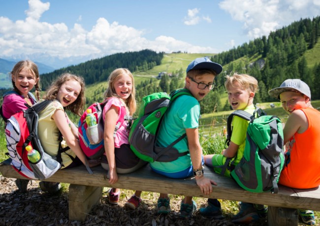 Spa&szlig; beim Wandern mit Freunden und Geschwistern